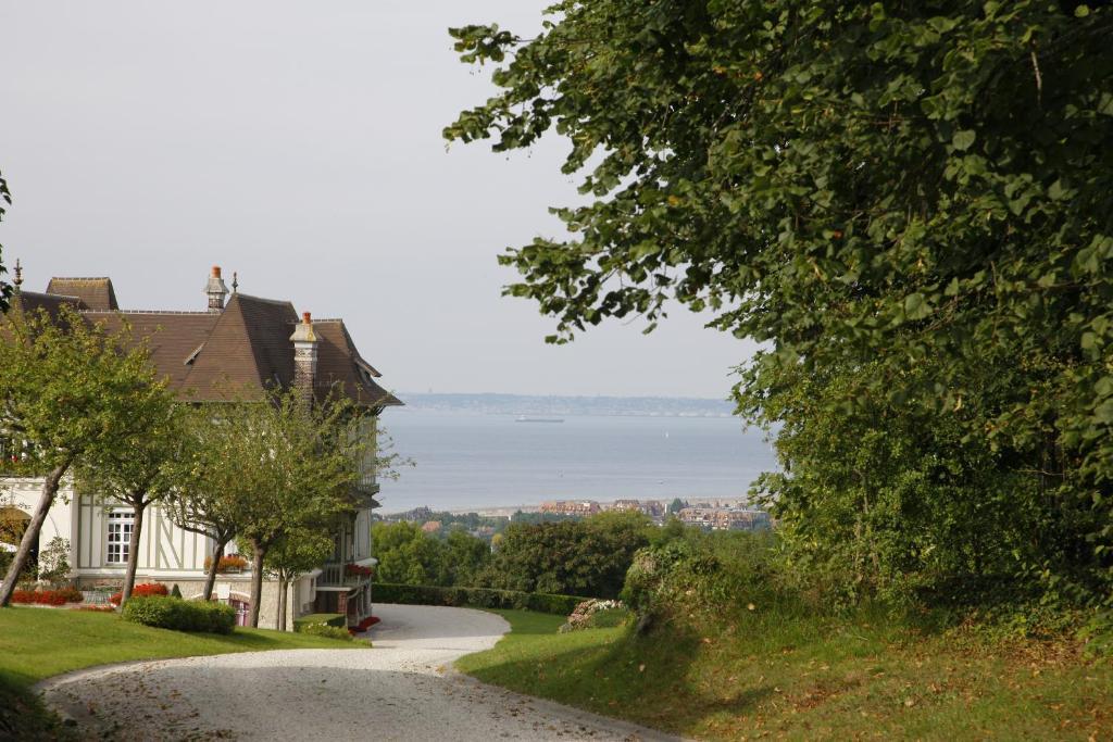 Manoir De Benerville Bed & Breakfast Deauville Exterior photo